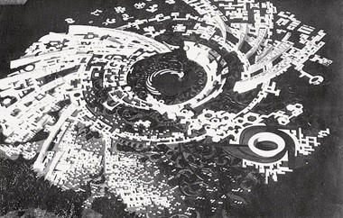 История Ауровиля: модель «Галактика» 1968г., со скульптурой пламени в центремодель «Галактика» 1968г., со скульптурой пламени в центре