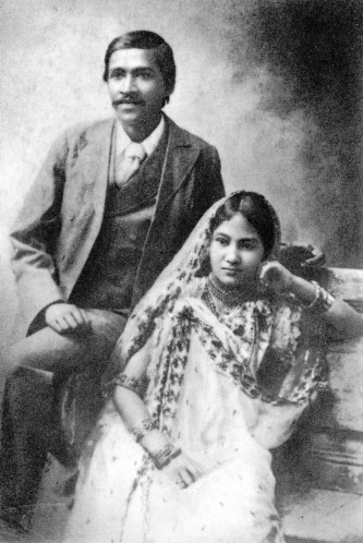 Шри Ауробиндо со своей женой Мриналини Деви, 1901г.