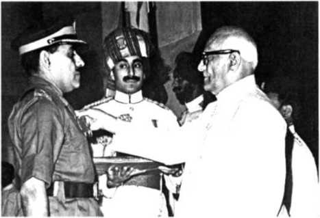Генерал Тевари получает медаль АВСМ от Президента Индии, 1972 г.