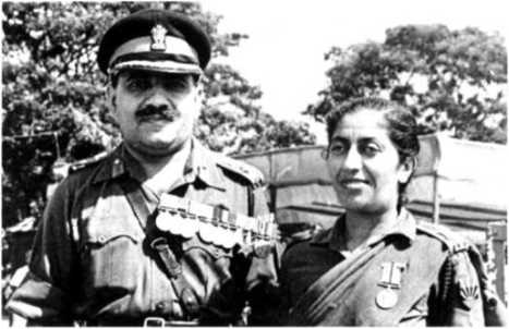 Генерал Тевари получает медаль ПВСМ, 1977 г. (с женой, д-ром Камлой Тевари)